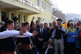 Başkan Sekmen, Doğu Ekspresi'nin yolcularına  Erzurum'u tanıttı.