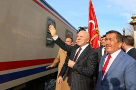 Başkan Sekmen, Doğu Ekspresi'nin yolcularına  Erzurum'u tanıttı.