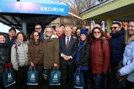 Başkan Sekmen, Doğu Ekspresi'nin yolcularına  Erzurum'u tanıttı.