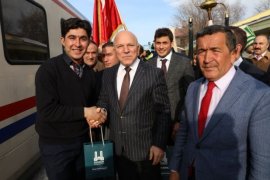 Başkan Sekmen, Doğu Ekspresi'nin yolcularına  Erzurum'u tanıttı.