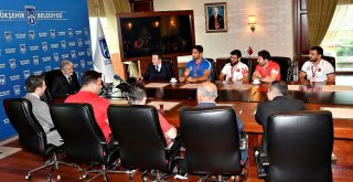 Şampiyonlardan Başkan Tuna'ya Ziyaret