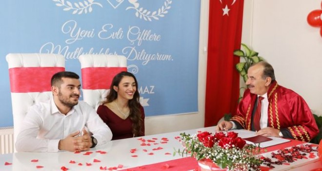 Başkan Türkyılmaz,gençlerin mutluluğuna ortak oldu.