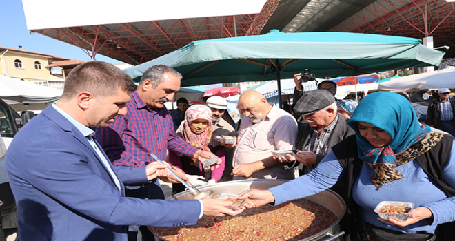 Başkan Ercengiz, halk pazarında aşure dağıttı