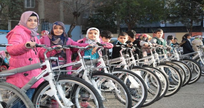 Büyükşehir Belediyesi öğrencilere bisiklet hediye etti