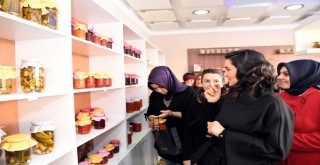 Büyükşehir ,kadına karşı şiddetle mücadele gününde kadınların yanında