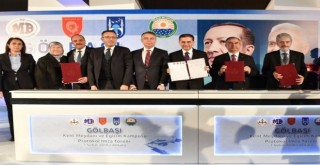 Başkan  Tuna Gölbaşı Kent Meydanı imza törenine  katıldı.