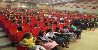 Ağrı'da tiyatro gösterimi büyük ilgi gördü.