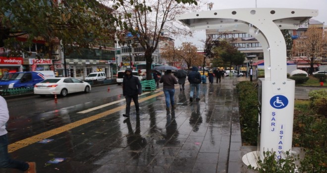 Bingöl Belediyesi,‘Engelsiz Kent Projesi’ kapsamında şarj istasyonları kurdu.