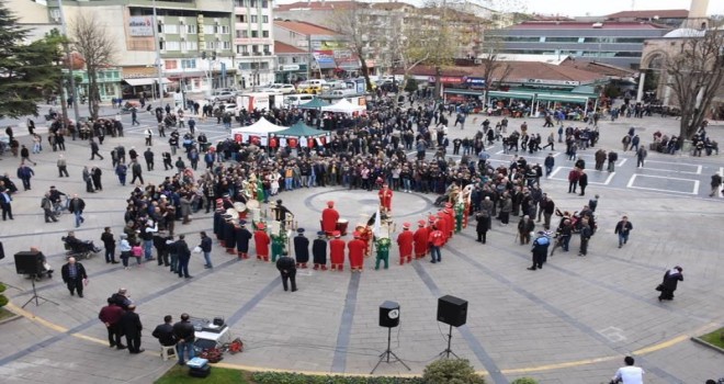 Düzce Belediyesi “Mevlid-i Nebi” kapsamında  pilav dağıttı.