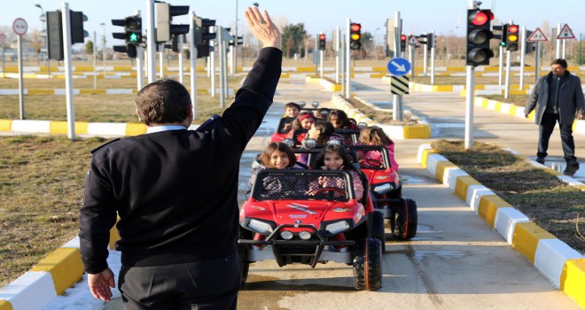 Minikler hem eğlendi hem trafik kurallarını öğrendi